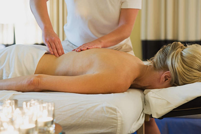 西方人,两个人,按摩师,站,躺,横图,室内,白天,正面,按摩,窗帘,床,酒店,蜡烛,欧洲,欧洲人,行人,游客,游人,阴影,服装,朦胧,模糊,装饰,光线,纺织物,火焰,影子,烛光,床单,燃烧,休闲装,被子,路人,旅客,衣服,帘子,毛巾,点燃,趴着,清洁,站着,享受,休闲,健康,休闲服,遮阳,保健,服饰,单人床,保暖,华丽,修饰,点缀,被单,透气,指压,防水,衬托,美观,雅致,雅观,储水,耐磨,吸水,过客,卧着,年轻女性,女人,女性,白种人,技师,趴,躺着,卧,站立,半身,彩图,推拿,旅店