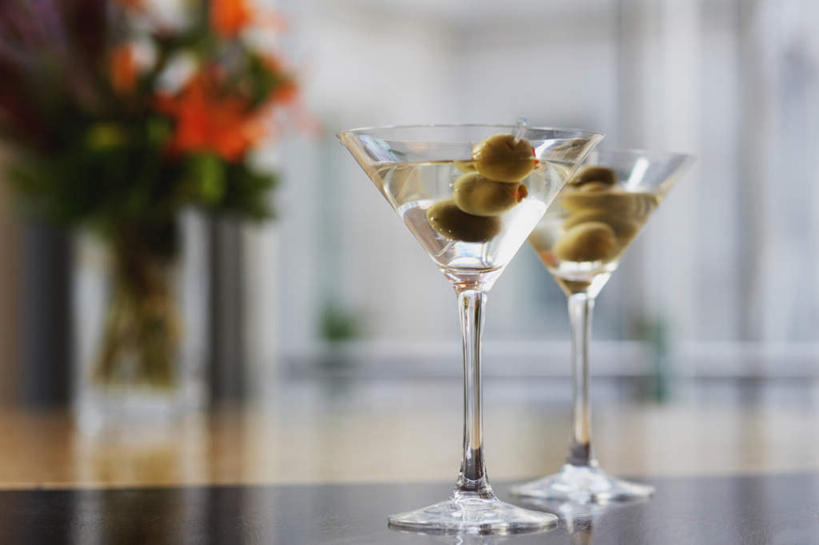 红酒,葡萄酒,无人,横图,室内,特写,白天,正面,餐桌,桌子,酒店,橄榄,杯子,花瓶,水果,朦胧,模糊,新鲜,盛开,昆虫,蚕,高脚杯,生食,食品,果实,白葡萄酒,酒类,两杯,花蕾,玻璃制品,酒,花,花瓣,花朵,鲜花,食物,饮料,两个,一个,动物,玻璃瓶,酒杯,瓶子,花苞,花蕊,有机食品,绿色食品,单个,餐台,益虫,香槟杯,家蚕,蚕宝宝,桑蚕,玻璃杯,青果,白榄,彩图,旅店