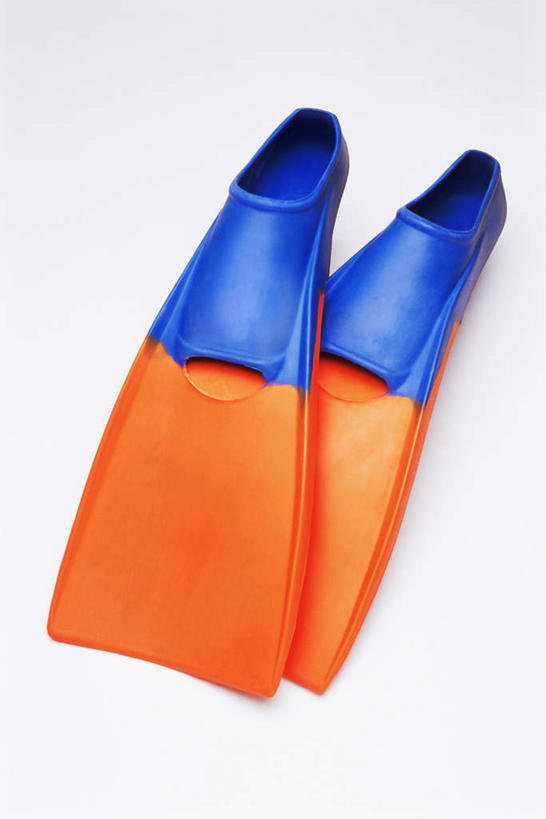 游泳,无人,竖图,俯视,室内,特写,白天,白色背景,锻炼,运动,静物,一双,阴影,反射,影子,塑料,运动器械,蓝色,塑料制品,橙色,健身器械,蛙鞋,潜水,摄影,影棚,脚蹼,潜水装备,健身器材,浮潜,潜水运动,体育,彩图,高角度拍摄,影棚拍摄,健身,拍摄,运动器材