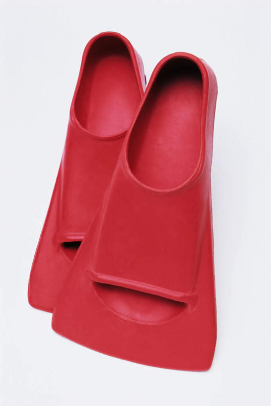 游泳,无人,竖图,俯视,室内,特写,白天,白色背景,锻炼,运动,静物,一双,阴影,反射,影子,运动器械,红色,健身器械,蛙鞋,潜水,摄影,影棚,脚蹼,潜水装备,健身器材,浮潜,潜水运动,体育,彩图,高角度拍摄,影棚拍摄,健身,拍摄,运动器材