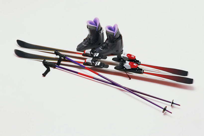 无人,横图,俯视,室内,特写,白天,白色背景,运动鞋,锻炼,运动,静物,鞋子,一双,阴影,反射,工具,器材,影子,运动器械,器械,健身器械,摄影,影棚,拐杖,休闲鞋,滑雪板,滑雪鞋,滑雪杖,健身器材,滑雪装备,辅助设备,体育,彩图,高角度拍摄,影棚拍摄,健身,拍摄,运动器材