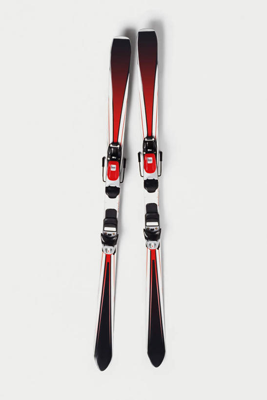 无人,竖图,俯视,室内,特写,白天,白色背景,锻炼,运动,静物,阴影,反射,影子,一对,运动器械,红色,黑色,健身器械,摄影,影棚,滑雪板,滑雪鞋,健身器材,滑雪装备,体育,彩图,高角度拍摄,影棚拍摄,健身,拍摄,运动器材