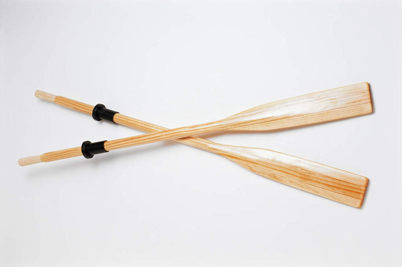 无人,交叉,横图,俯视,室内,特写,白天,白色背景,锻炼,运动,静物,两根,阴影,反射,木制,船桨,影子,运动器械,木制品,健身器械,摄影,影棚,健身器材,相交,交集,体育,彩图,高角度拍摄,影棚拍摄,健身,拍摄,运动器材