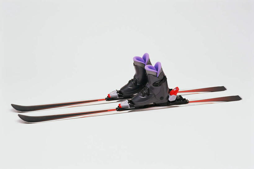 无人,横图,室内,特写,白天,白色背景,正面,锻炼,运动,静物,阴影,反射,影子,一对,运动器械,红色,紫色,黑色,健身器械,摄影,影棚,滑雪板,滑雪鞋,健身器材,滑雪装备,体育,彩图,影棚拍摄,健身,拍摄,运动器材