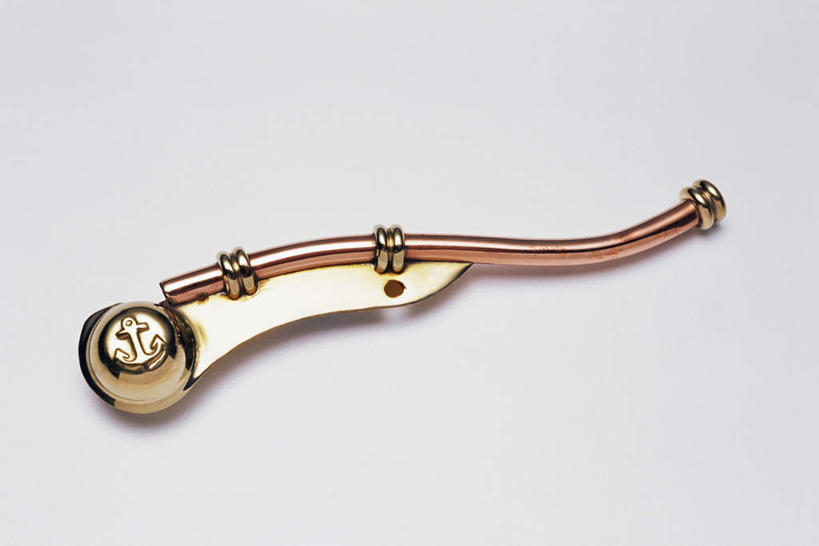 无人,横图,俯视,室内,特写,白天,白色背景,锻炼,比赛,运动,静物,金属制品,阴影,曲折,弯曲,反射,传递,信息,金属,影子,哨子,运动器械,一个,金色,健身器械,联络,摄影,蜿蜒,影棚,单个,声音,信号,口哨,集合,健身器材,召唤,传达,号令,讯号,体育,彩图,高角度拍摄,影棚拍摄,健身,拍摄,运动器材