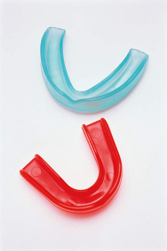 无人,竖图,俯视,室内,特写,白天,白色背景,锻炼,运动,静物,阴影,反射,影子,塑料,运动器械,两个,红色,蓝色,模型,塑料制品,健身器械,摄影,影棚,模具,矫正,牙科,健身器材,牙套,牙箍,校正,校准,牙饰,体育,彩图,高角度拍摄,影棚拍摄,健身,拍摄,运动器材