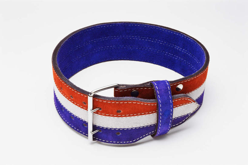 无人,横图,俯视,室内,特写,白天,白色背景,锻炼,运动,静物,阴影,条纹,反射,影子,运动器械,腰带,一个,红色,蓝色,白色,健身器械,摄影,影棚,单个,皮带,健身器材,配饰,裤带,体育,彩图,高角度拍摄,影棚拍摄,健身,拍摄,运动器材