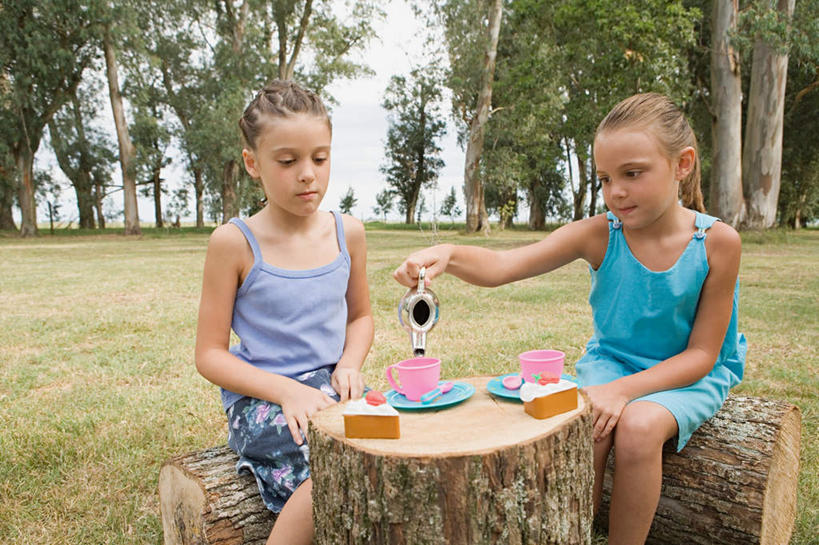 点心,西方人,儿童,两个人,伙伴,朋友,坐,横图,室外,白天,正面,裙子,下午茶,游戏,友谊,纯洁,草地,草坪,植物,杯子,餐具,玩具,欧洲,欧洲人,握,连衣裙,服装,瓷器,碟子,壶,盘,勺子,塑料,云,云朵,食品,树桩,咖啡杯,陶瓷制品,拿,玩,云彩,拿着,注视,休闲装,娱乐,水壶,草,树,树干,树木,食物,糕点,小孩,衣服,蓝色,绿色,白云,蓝天,天空,自然,盘子,茶壶,容器,塑料制品,调羹,碟,汤匙,天,低头,观察,看,休闲,休闲服,木桩,可爱,童年,童趣,益智,握着,服饰,生长,晴朗,成长,观看,活动,察看,发泄,关注,消遣,智力,瓷杯,童真,烂漫,无邪,宣泄,天真,友情,女孩,女人,女性,白种人,晴空,玩耍,嬉戏,坐着,半身,彩图,蛋糕,女生