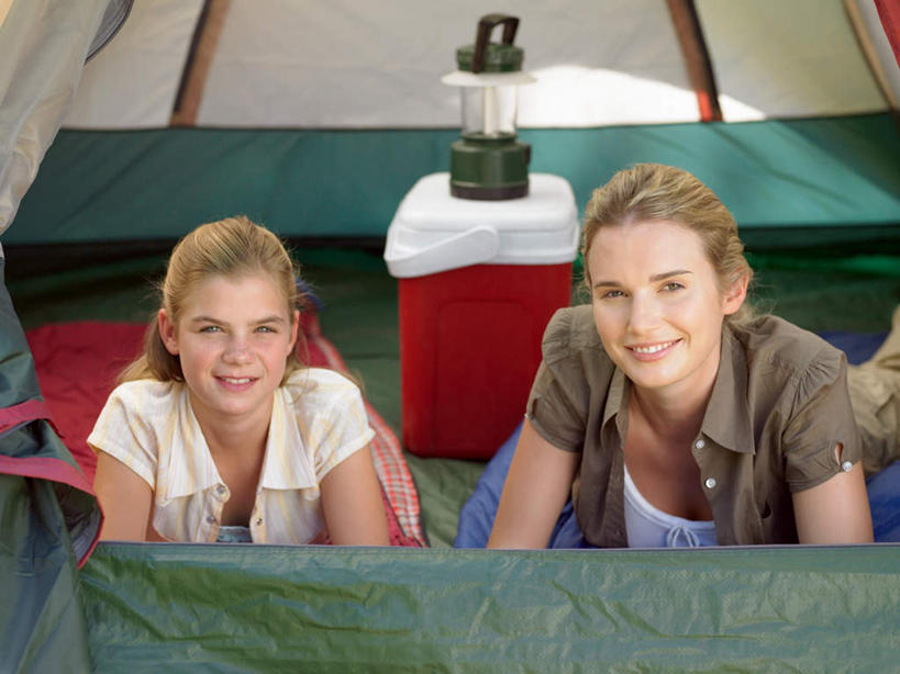 西方人,儿童,两个人,家庭,母亲,女儿,笑,微笑,露齿笑,横图,室内,白天,正面,旅游,度假,纯洁,美景,照明,欧洲,欧洲人,服装,灯笼,帐篷,纸灯笼,景观,注视,休闲装,娱乐,小孩,衣服,自然,灯具,观察,看,趴着,享受,休闲,温暖,温馨,母女,一家人,休闲服,景色,放松,可爱,母爱,童年,童趣,服饰,观看,照亮,和睦,察看,照明设备,关注,自然风光,露营,野营,童真,烂漫,无邪,宿营,天真,年轻女性,女孩,女人,女性,白种人,孩子,年轻人,趴,半身,彩图,融洽,女生