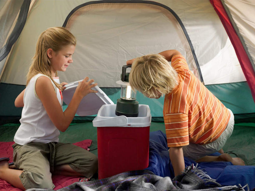 西方人,儿童,两个人,家庭,跪,横图,室内,白天,侧面,旅游,度假,纯洁,美景,照明,欧洲,欧洲人,握,服装,灯笼,帐篷,纸灯笼,塑料,景观,拿,拿着,注视,休闲装,娱乐,盒子,小孩,衣服,自然,容器,塑料制品,灯具,观察,看,享受,休闲,温暖,温馨,一家人,休闲服,景色,放松,可爱,童年,童趣,握着,服饰,观看,储藏,照亮,和睦,察看,照明设备,储存,关注,自然风光,露营,野营,童真,烂漫,无邪,宿营,天真,男孩,男人,男性,女孩,女人,女性,白种人,跪着,半身,彩图,融洽,贮存,男生,女生