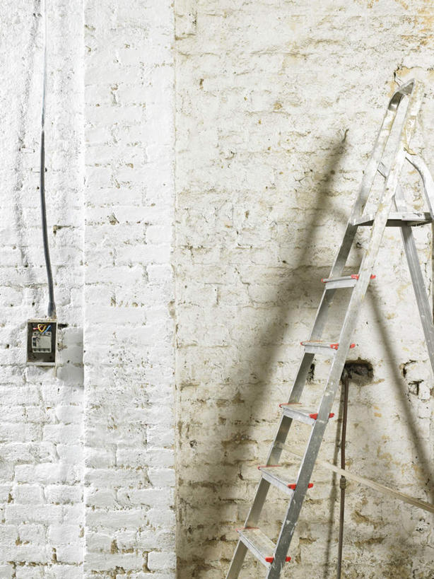 无人,攀登,竖图,室内,白天,正面,电力,电线,梯子,线,阶梯,墙,电能,线路,墙壁,墙面,爬,上升,电,电源,电源线,丢弃,能量,抛弃,人字梯,登高,遗弃,摈弃,扔掉,扔弃,甩掉,扬弃,攀爬,彩图