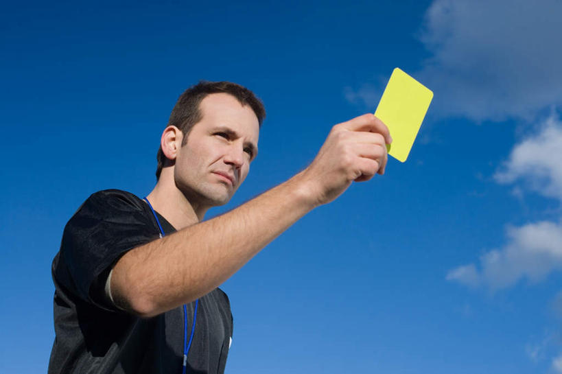 西方人,一个人,教师,站,横图,室外,白天,仰视,运动服,欧洲,欧洲人,仅一个男性,仅一个人,仅一个中年男性,握,阴影,服装,光线,影子,云,云朵,黄牌,警告,拿,云彩,拿着,注视,衣服,蓝色,白云,蓝天,天空,阳光,天,观察,看,站着,警示,握着,服饰,晴朗,观看,禁止,提醒,察看,衣着,穿着,关注,提示,限制,惩罚,违规,犯规,衣饰,危险,男人,男性,中年男性,白种人,讲师,教授,老师,晴空,站立,半身,彩图,低角度拍摄,运动装