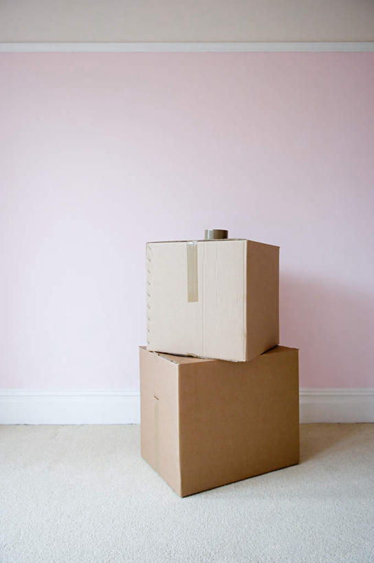 无人,竖图,室内,特写,白天,正面,静物,阴影,反射,包装,影子,纸箱,墙,地面,墙壁,墙面,两个,容器,箱子,纸板箱,包装箱,彩图