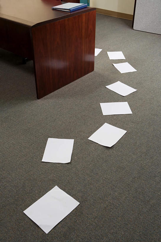 无人,办公室,竖图,俯视,室内,特写,白天,家具,桌子,静物,散落,材料,档案,文件,纸,办公桌,地面,手稿,资料,证明,文档,办公家具,五张,彩图,高角度拍摄