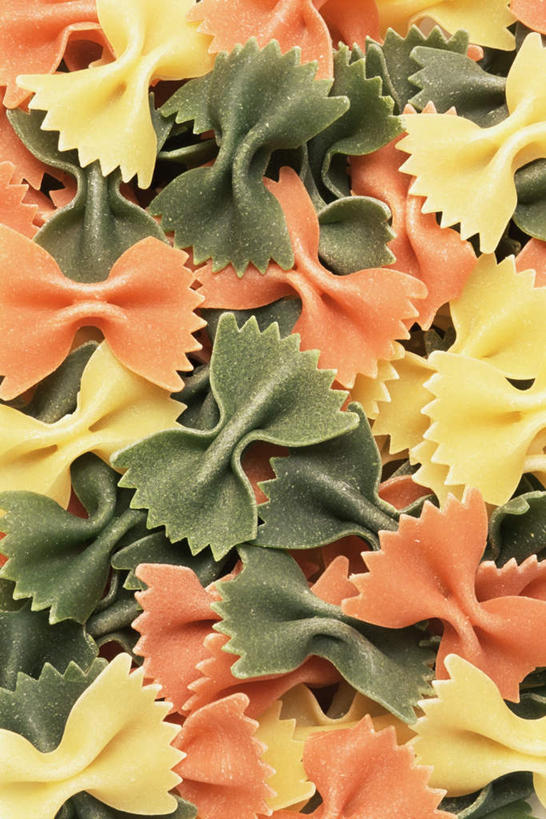 面食,面条,意大利面,无人,竖图,俯视,室内,特写,白天,西餐,一堆,许多,堆叠,堆积,面,料理,食品,食物,黄色,绿色,橙色,西式,堆,蝴蝶面,彩图,高角度拍摄