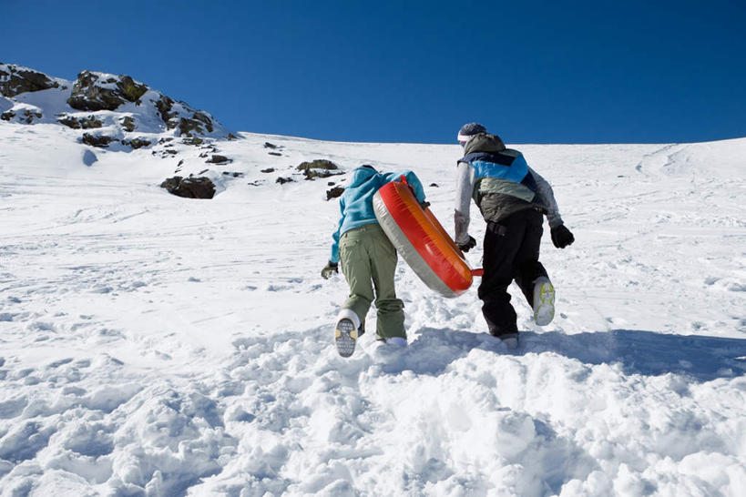 游泳,西方人,两个人,跑,横图,室外,白天,仰视,爱情,山,雪,雪山,大雪,欧洲,欧洲人,阴影,服装,光线,救生圈,影子,塑料,冰,积雪,山峰,雪景,冬季,冬天,山峦,浪漫,注视,休闲装,一个,衣服,蓝色,蓝天,天空,阳光,塑料制品,游泳圈,天,观察,看,休闲,温暖,温馨,休闲服,恩爱,寒冷,恋人,充气,服饰,晴朗,单个,观看,和睦,察看,冰冷,救生,关注,万里无云,严寒,冰凉,酷寒,凛冽,凛凛,极冷,泅水,男人,男性,年轻男性,年轻女性,女人,女性,白种人,情侣,晴空,晴空万里,跑步,彩图,低角度拍摄,全身,伴侣,融洽