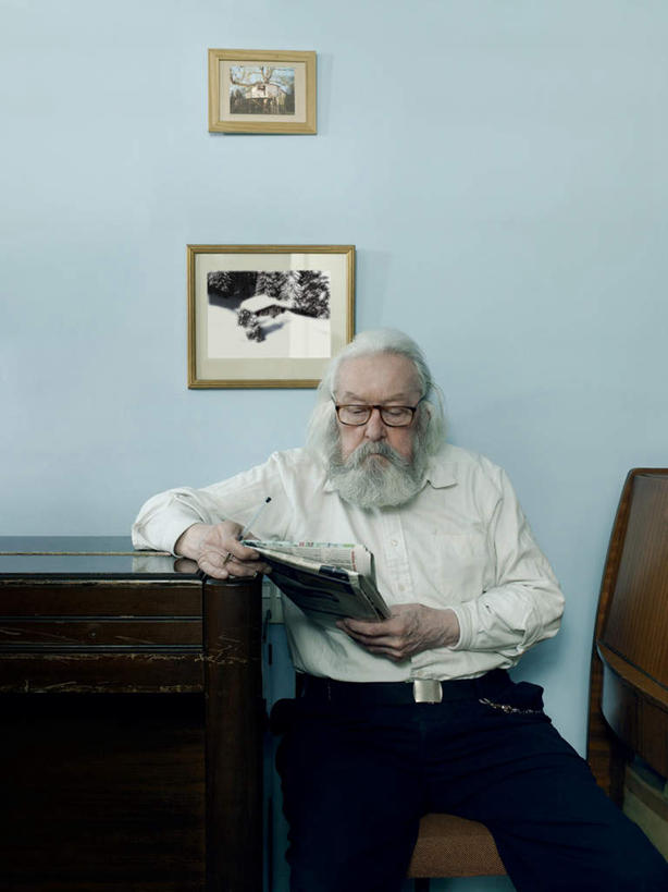 西方人,胡须,一个人,坐,竖图,室内,白天,正面,阅读,桌子,报纸,椅子,欧洲,欧洲人,仅一个男性,仅一个人,一副,握,学习,服装,眼镜,办公桌,墙,注视,休闲装,墙壁,墙面,衣服,蓝色,低头,观察,看,仅一个老年男性,休闲,休闲服,浏览,握着,服饰,观看,一份,察看,关注,挂画,近视眼镜,两幅,老年男性,男人,男性,白种人,胡子,络腮胡,坐着,半身,彩图