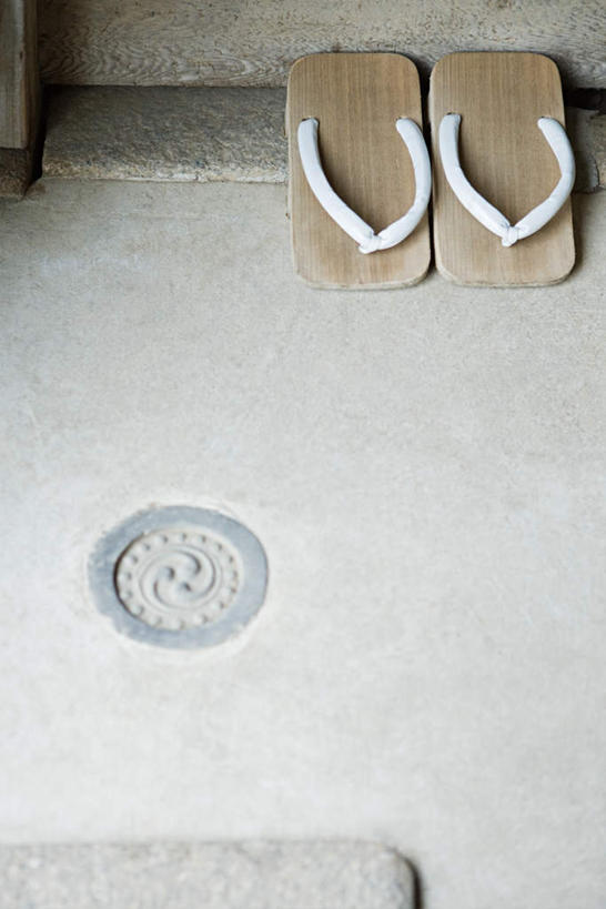 无人,竖图,俯视,室内,特写,白天,石头,地板,静物,鞋子,一双,石子,墙,木屐,墙壁,墙面,木鞋,石块,岩石,彩图,高角度拍摄,人字拖,人字拖鞋