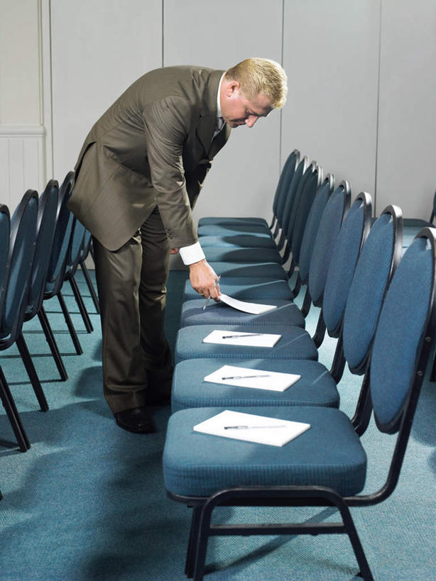 西方人,一个人,商务人士,商务男性,站,竖图,室内,白天,侧面,衬衫,椅子,欧洲,欧洲人,仅一个男性,仅一个人,仅一个中年男性,一排,许多,握,套装,整齐,材料,档案,文件,墙,注视,墙壁,墙面,排列,白色,会议椅,资料,低头,观察,看,站着,握着,观看,办公椅,察看,队列,关注,文档,商务装,工薪阶层,商务椅,培训椅,四份,男人,男性,中年男性,白种人,白领,上班族,站立,彩图,全身,衬衣