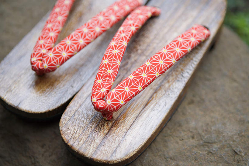 无人,横图,俯视,室外,特写,白天,静物,鞋子,一双,阴影,朦胧,模糊,光线,影子,木屐,阳光,木鞋,彩图,高角度拍摄,人字拖,人字拖鞋