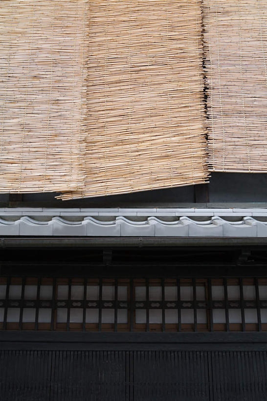 无人,家,竖图,室外,白天,仰视,窗户,京都,日本,亚洲,木制,百叶窗,房屋,屋子,楼房,住宅,木制品,百叶帘,京都府,东亚,本州,本州岛,日本国,近畿地方,近畿,祗园,彩图,低角度拍摄,房子