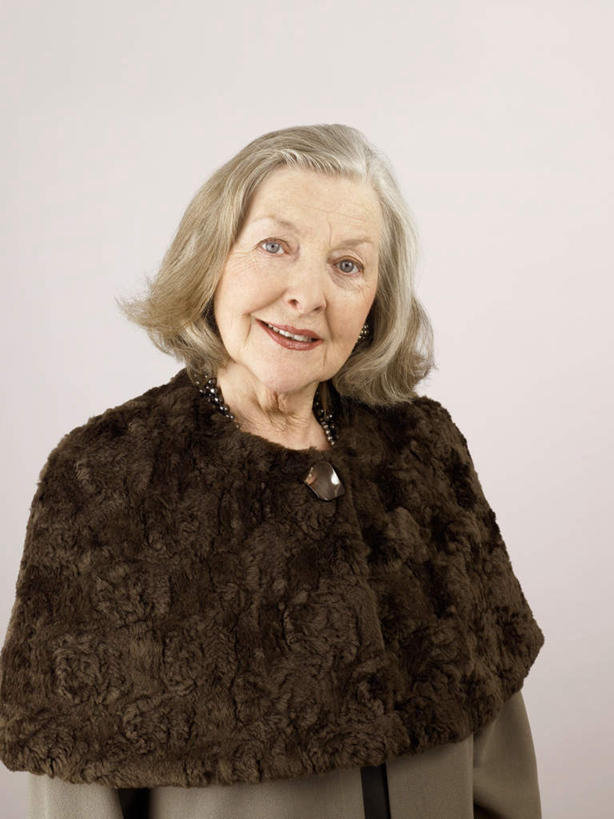 西方人,一个人,站,笑,微笑,露齿笑,竖图,室内,白天,白色背景,正面,项链,欧洲,欧洲人,仅一个女性,仅一个人,阴影,服装,反射,影子,注视,休闲装,装饰品,衣服,耳环,饰品,首饰,观察,看,站着,休闲,休闲服,摄影,服饰,仅一个老年女性,影棚,观看,察看,关注,斗篷,大氅,老年女性,女人,女性,白种人,站立,半身,彩图,影棚拍摄,拍摄