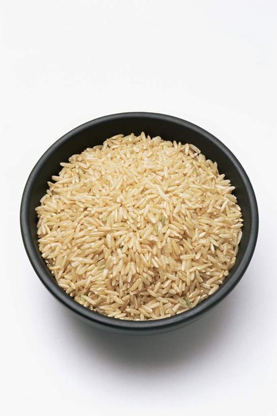 无人,竖图,俯视,室内,特写,白天,白色背景,一堆,阴影,堆叠,堆积,反射,影子,陶瓷,谷类,谷物,陶瓷制品,米,大米,一个,黄色,黑色,容器,碗,糙米,摄影,影棚,单个,储藏,堆,储存,玄米,彩图,高角度拍摄,影棚拍摄,拍摄,贮存