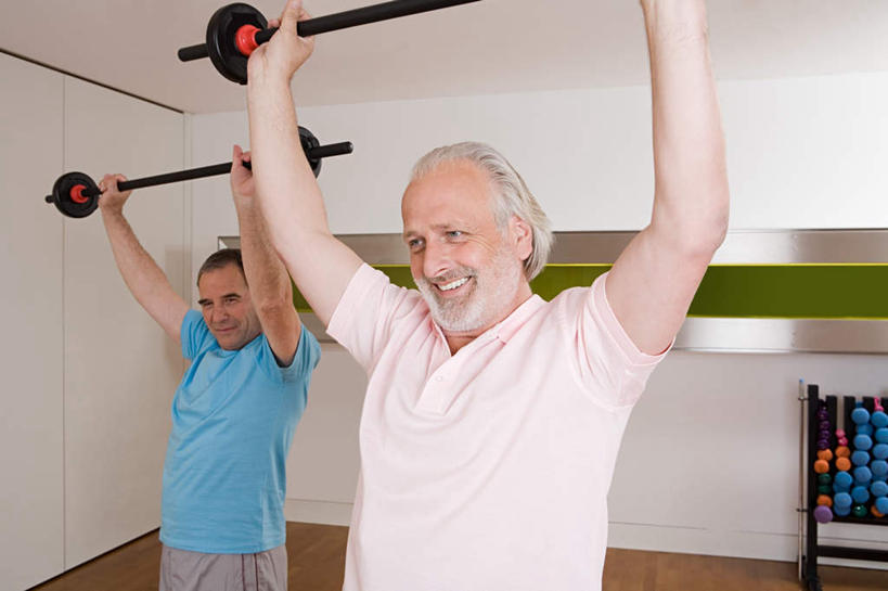 西方人,两个人,伙伴,朋友,站,举,笑,微笑,露齿笑,横图,室内,白天,正面,锻炼,友谊,运动,举重,杠铃,欧洲,欧洲人,服装,墙,注视,休闲装,运动器械,墙壁,墙面,衣服,观察,看,托,站着,休闲,休闲服,健身器械,服饰,观看,察看,健美,关注,瘦身,健身器材,塑形,杠铃操,体育,友情,杠铃运动,老年男性,男人,男性,白种人,举起,举手,举着,向上举,向上伸,向上托,站立,半身,彩图,健身,运动器材,举重运动