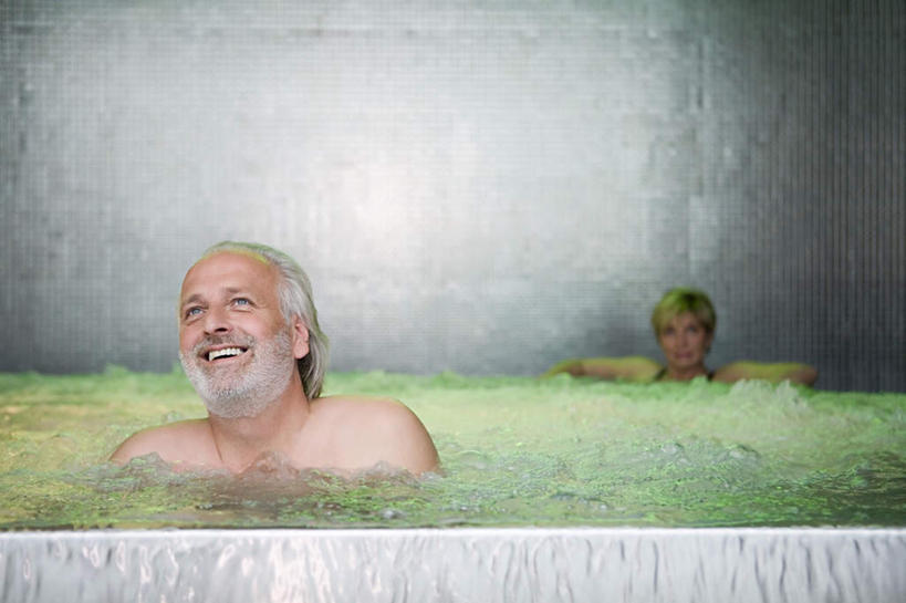 西方人,老年人,脸,头,脸颊,胡须,两个人,家庭,夫妻,站,笑,微笑,露齿笑,横图,室内,白天,正面,爱情,水,欧洲,欧洲人,液体,水滴,浪漫,注视,观察,看,站着,温暖,温馨,一家人,恩爱,恋人,观看,和睦,察看,关注,浴池,老年男性,老年女性,男人,男性,女人,女性,白种人,头部,胡子,络腮胡,脸部,脸蛋,面部,夫妇,情侣,站立,半身,彩图,伴侣,融洽