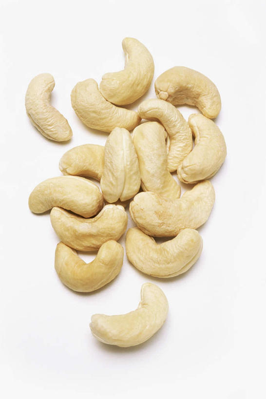 无人,竖图,俯视,室内,特写,白天,白色背景,桌面,桌子,木制,坚果,白色,木制品,干果,摄影,影棚,腰果,鸡腰果,介寿果,彩图,高角度拍摄,影棚拍摄,拍摄