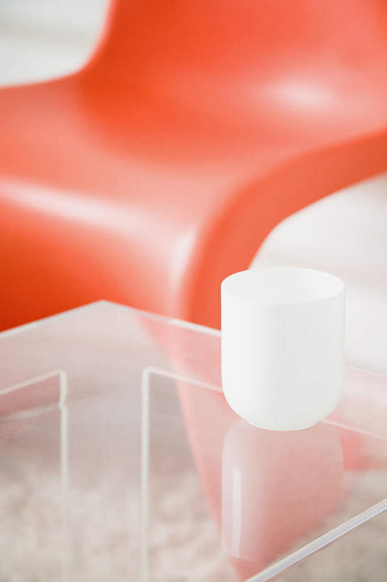 无人,客厅,竖图,俯视,室内,特写,白天,桌子,杯子,椅子,玻璃,塑料,陶瓷,陶瓷制品,茶几,玻璃制品,马克杯,水杯,塑料制品,橙色,起居室,客堂,彩图,高角度拍摄