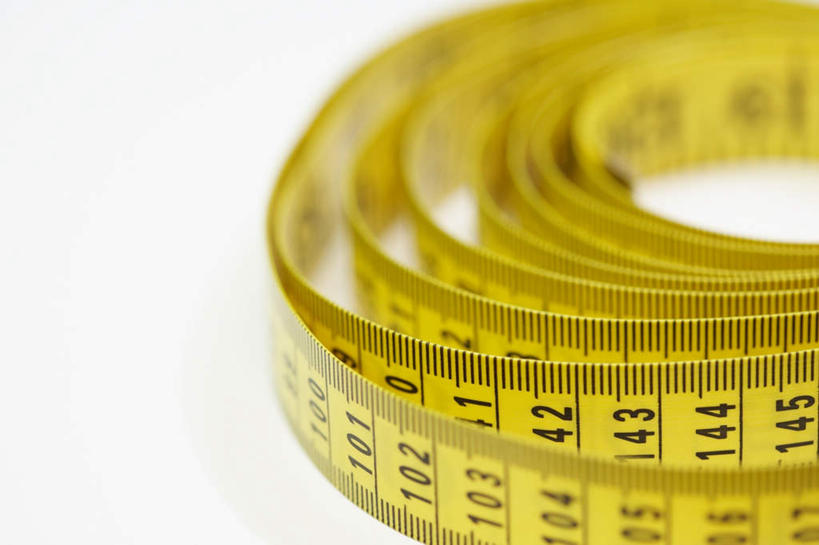 无人,横图,俯视,室内,特写,白天,白色背景,阴影,反射,测量,标志,皮尺,数字,文字,影子,字符,刻度,标识,一个,黄色,尺,摄影,阿拉伯数字,影棚,单个,测量工具,尺子,腰围尺,量具,量仪,塑料卷尺,服装尺,裁缝尺,彩图,高角度拍摄,影棚拍摄,拍摄