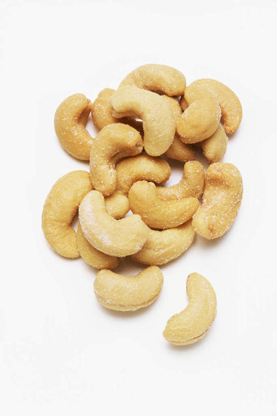 无人,竖图,俯视,室内,特写,白天,白色背景,一堆,许多,阴影,堆叠,堆积,反射,影子,坚果,很多,干果,摄影,影棚,堆,腰果,鸡腰果,介寿果,彩图,高角度拍摄,影棚拍摄,拍摄