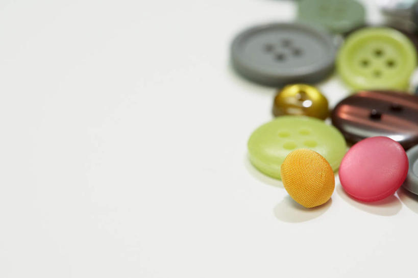 无人,横图,俯视,彩色,室内,特写,白天,白色背景,静物,一堆,许多,阴影,堆叠,堆积,朦胧,模糊,反射,影子,纽扣,摄影,影棚,堆,钮扣,彩图,高角度拍摄,影棚拍摄,拍摄
