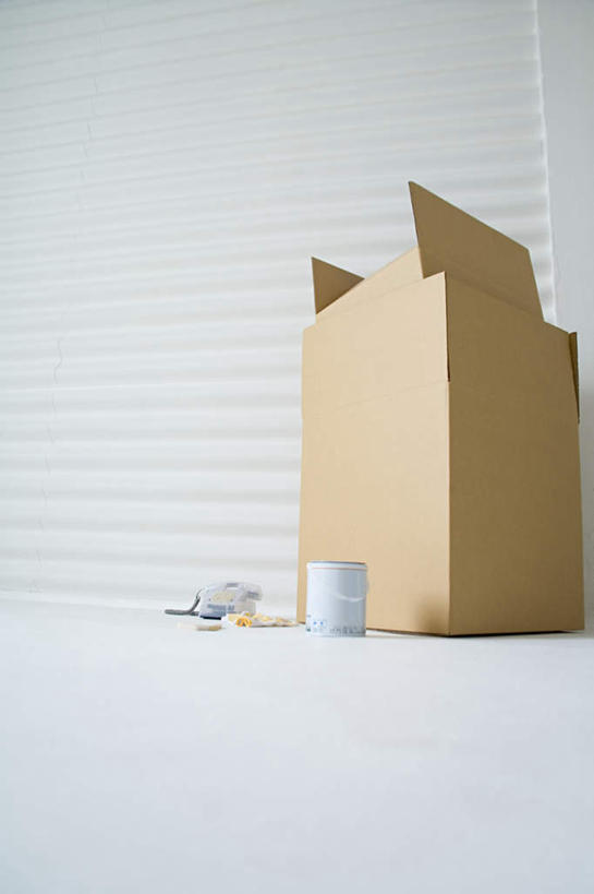 无人,竖图,室内,白天,仰视,静物,包装,纸箱,墙,地面,墙壁,墙面,一个,白色,容器,箱子,单个,纸板箱,包装箱,彩图,低角度拍摄