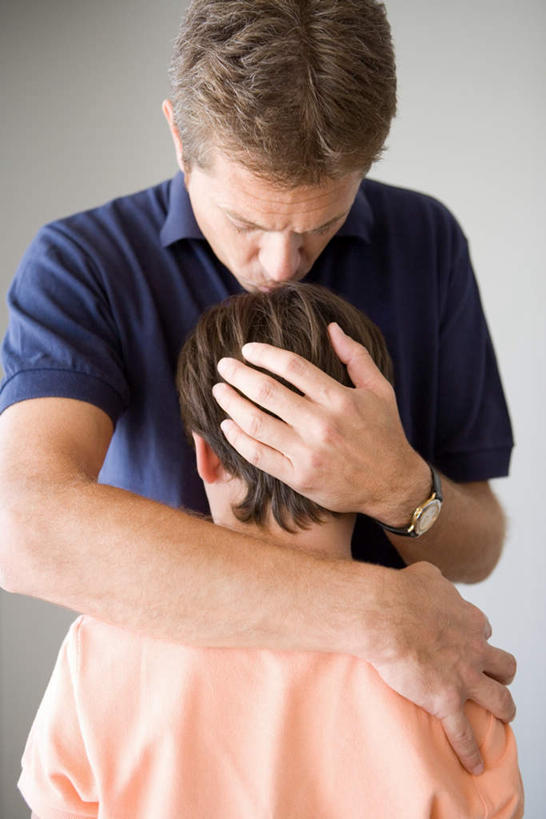 西方人,儿童,背部,两个人,家庭,父亲,女儿,抱,竖图,室内,白天,正面,纯洁,欧洲,欧洲人,服装,时间,时钟,手表,墙,计时,注视,休闲装,墙壁,墙面,一个,小孩,衣服,白色,钟表,低头,观察,看,休闲,温暖,温馨,父女,一家人,休闲服,表,父爱,可爱,童年,童趣,服饰,单个,抱着,观看,腕表,安慰,和睦,察看,抚慰,搂着,慰藉,关注,童真,烂漫,无邪,劝慰,天真,男人,男性,年轻男性,女孩,白种人,孩子,年轻人,钟,搂,搂抱,半身,彩图,融洽,女生