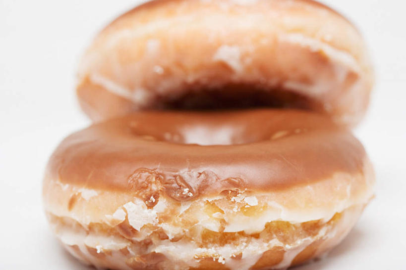 点心,面包,无人,横图,室内,特写,白天,白色背景,正面,阴影,朦胧,模糊,反射,影子,食品,面点,食物,糕点,两个,甜甜圈,摄影,影棚,多纳滋面包,唐纳滋,面包圈,彩图,影棚拍摄,拍摄