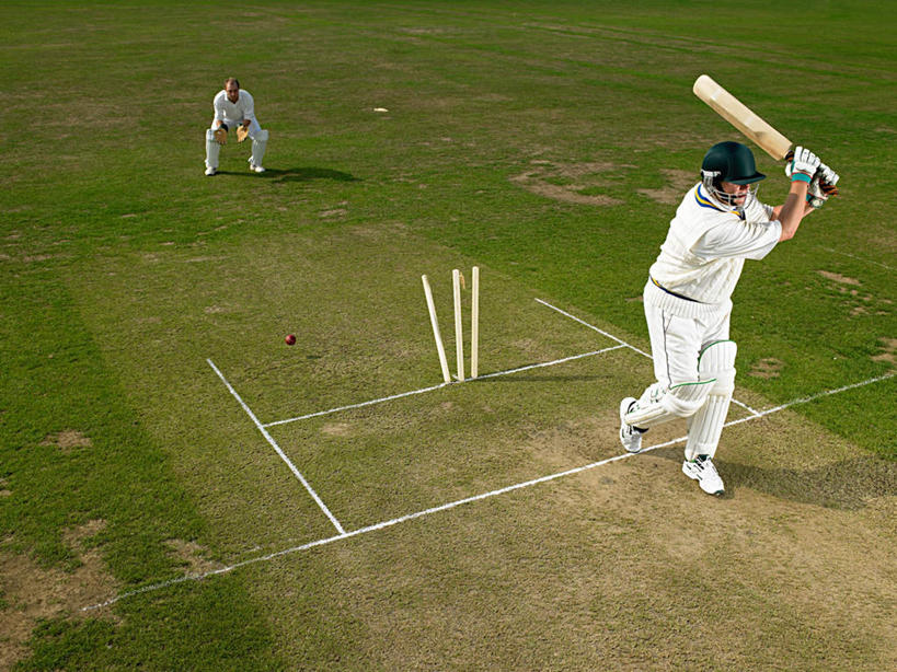 西方人,两个人,运动员,体育馆,运动场,站,蹲,举,横图,俯视,室外,白天,运动服,帽子,欧洲,欧洲人,阴影,服装,光线,棒球棒,头盔,影子,球棒,运动器械,体育场,衣服,阳光,安全帽,托,站着,健身器械,服饰,田径场,衣着,穿着,健身器材,防守,对手,运动馆,一顶,防卫,衣饰,男人,男性,中年男性,白种人,体育运动员,运动选手,蹲着,举起,举手,举着,向上举,向上伸,向上托,站立,彩图,高角度拍摄,全身,运动器材,运动装