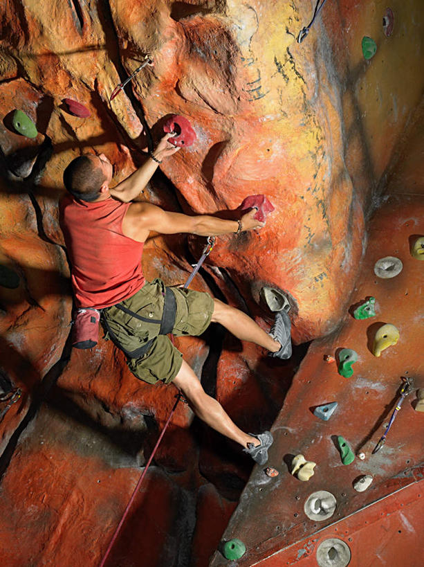 西方人,一个人,攀登,竖图,彩色,室外,白天,仰视,锻炼,旅游,度假,探险,运动,攀岩,欧洲,欧洲人,仅一个男性,仅一个人,服装,墙,注视,休闲装,娱乐,极限运动,踩,墙壁,墙面,仅一个年轻男性,衣服,绳子,踩着,观察,看,享受,休闲,休闲服,爬,放松,服饰,观看,绳索,察看,关注,室外运动,户外运动,攀岩墙,冒险,体育,男人,男性,年轻男性,白种人,登山,攀爬,彩图,低角度拍摄,全身,健身