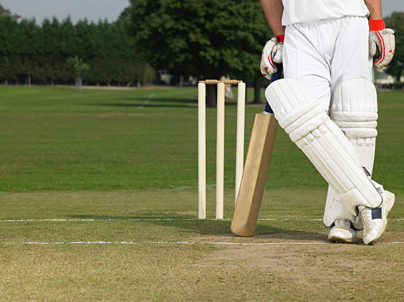 西方人,一个人,运动员,站,横图,室外,白天,正面,运动服,运动鞋,安全,草地,草坪,植物,鞋子,欧洲,欧洲人,仅一个男性,仅一个人,撑,服装,朦胧,模糊,树桩,防护,运动器械,球,草,树,树干,树木,仅一个年轻男性,衣服,蓝色,绿色,蓝天,天空,自然,手套,天,站着,木桩,健身器械,服饰,生长,晴朗,成长,休闲鞋,保护,撑着,衣着,穿着,保险,健身器材,板球,万里无云,保全,周全,安稳,安定,防护手套,衣饰,板球棒,平安,男人,男性,年轻男性,白种人,晴空,晴空万里,体育运动员,运动选手,站立,半身,彩图,运动器材,运动装