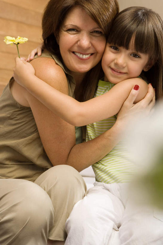 西方人,儿童,老年人,两个人,家庭,祖母,坐,蹲,抱,笑,微笑,露齿笑,竖图,室内,白天,正面,纯洁,欧洲,欧洲人,握,服装,朦胧,模糊,装饰,盛开,墙,棕色,拿,花蕾,指甲油,拿着,扭头,休闲装,墙壁,墙面,花,花瓣,花朵,鲜花,小孩,衣服,花苞,花蕊,转头,休闲,温暖,温馨,一家人,休闲服,可爱,童年,童趣,握着,服饰,奶奶,抱着,祖孙,华丽,修饰,点缀,一支,和睦,搂着,童真,烂漫,无邪,外婆,外孙女,外祖母,衬托,美观,雅致,雅观,天真,老年女性,女孩,女人,女性,白种人,孩子,孙女,蹲着,搂,搂抱,坐着,半身,彩图,融洽,女生