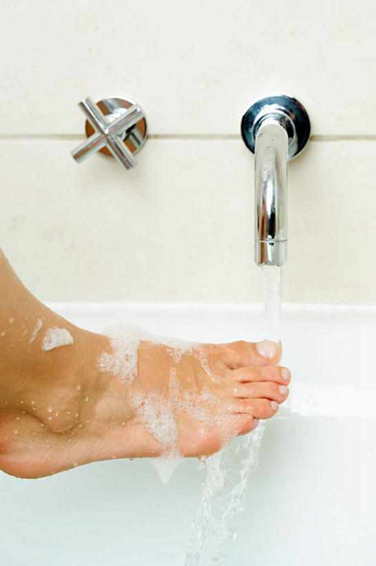 西方人,腿部,脚,脚趾,脚趾甲,腿,一个人,站,竖图,室内,白天,侧面,洗澡,水,卫生间,浴室,欧洲,欧洲人,仅一个年轻女性,仅一个女性,仅一个人,飞溅,溅,泡沫,水龙头,液体,水滴,光脚,干净,开关,水珠,浴缸,打开,清洁,站着,享受,健康,赤脚,放松,保健,阀门,卫生,开启,喷洒,卫浴设备,泡汤,水咀,水管装置,年轻女性,女人,女性,白种人,脚指甲,淋浴房,站立,半身,彩图,沐浴,冲凉房,沐浴间,沐浴室