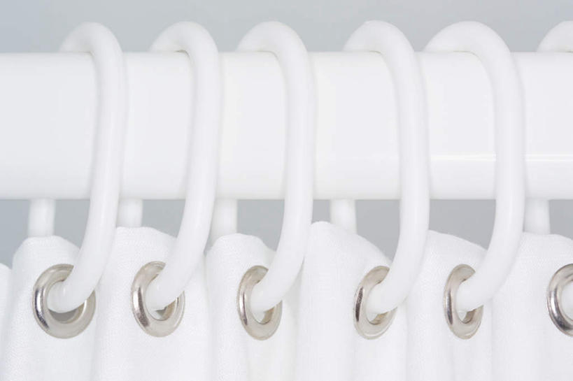 无人,栏杆,横图,室内,特写,白天,正面,卫生间,浴室,静物,一排,朦胧,模糊,整齐,墙,围栏,护栏,墙壁,墙面,排列,白色,帘子,遮,遮掩,遮挡,队列,卫浴设备,遮盖,浴帘,淋浴房,彩图,冲凉房,沐浴间,沐浴室