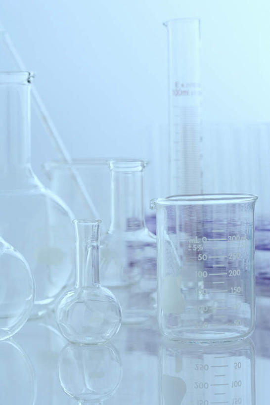 无人,竖图,室内,特写,白天,白色背景,正面,实验,仪器,桌面,桌子,杯子,研究,透明,分析,化学,测试,木制,烧杯,烧瓶,玻璃制品,玻璃瓶,木制品,瓶子,器皿,摄影,影棚,玻璃仪器,试验耗材,实验用品,圆底烧瓶,彩图,影棚拍摄,拍摄