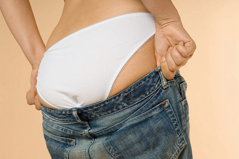 西方人,手,一个人,站,拉,横图,室内,特写,白天,欧洲,欧洲人,双手,仅一个女性,仅一个人,黄色背景,内裤,裤子,墙,牛仔裤,穿,墙壁,墙面,背面,白色,站着,仅一个中年女性,手部,摄影,影棚,女人,女性,中年女性,白种人,站立,半身,彩图,影棚拍摄,拍摄