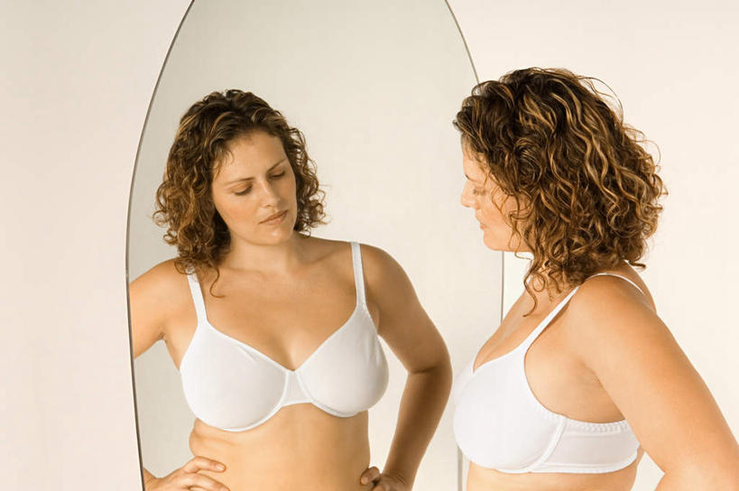 西方人,一个人,站,横图,室内,白天,侧面,镜子,欧洲,欧洲人,仅一个女性,仅一个人,内衣,墙,注视,手叉腰,墙壁,墙面,一个,白色,叉腰,观察,看,站着,仅一个中年女性,胸罩,文胸,单个,观看,担忧,镜像,察看,镜面,忧虑,关注,忧郁,乳罩,胸衣,担心,女人,女性,中年女性,白种人,站立,半身,彩图