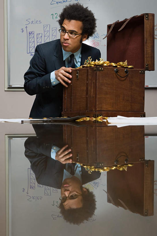 西方人,一个人,商务人士,商务男性,办公室,站,竖图,室内,白天,正面,衬衫,钱,家具,桌子,欧洲,欧洲人,仅一个男性,仅一个人,一堆,一副,许多,堆叠,堆积,套装,钱币,眼镜,办公桌,墙,注视,墙壁,墙面,仅一个年轻男性,倒影,白板,容器,观察,看,站着,小心,金融,经济,观看,储藏,堆,察看,倒映,储存,关注,商务装,记录板,近视眼镜,流通,贸易,工薪阶层,记事板,警惕,办公家具,谨慎,反照,货币,现金,硬币,男人,男性,年轻男性,白种人,白领,上班族,站立,半身,彩图,衬衣,贮存