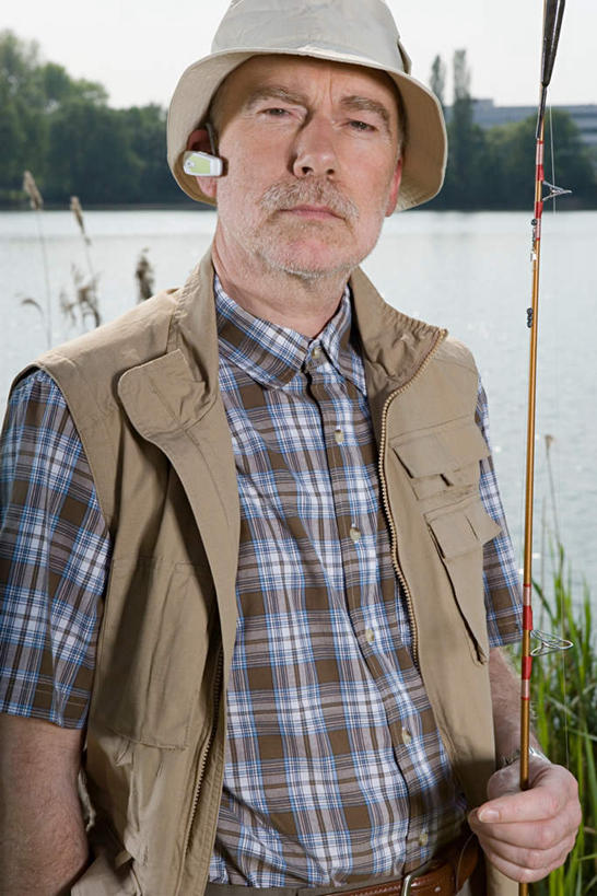 西方人,一个人,站,打电话,竖图,室外,白天,正面,河流,水,植物,电话,帽子,手机,钓鱼竿,欧洲,欧洲人,仅一个男性,仅一个人,握,服装,河水,水流,拿,拿着,注视,休闲装,通讯设备,树,树木,衣服,绿色,自然,遮阳帽,观察,看,站着,仅一个老年男性,休闲,休闲服,握着,服饰,生长,成长,观看,渔具,察看,关注,蓝牙,交流,老年男性,男人,男性,白种人,钓竿,鱼竿,沟通,通话,站立,半身,彩图,钓鱼