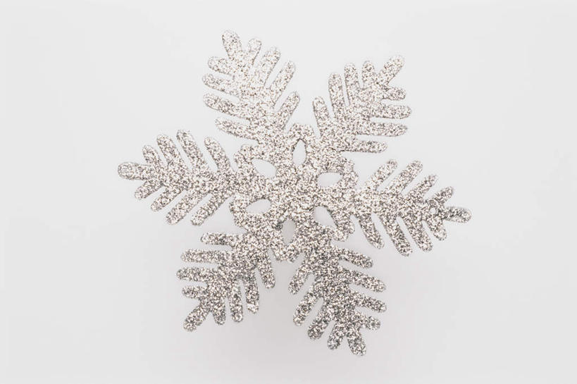 无人,横图,俯视,室内,特写,白天,白色背景,纯洁,静物,圣诞节,阴影,节日,庆祝,装饰,反射,影子,雪花,银色,文化,一个,庆典,摄影,信仰,影棚,单个,纪念,华丽,修饰,点缀,高贵,衬托,美观,雅致,雅观,彩图,高角度拍摄,影棚拍摄,拍摄