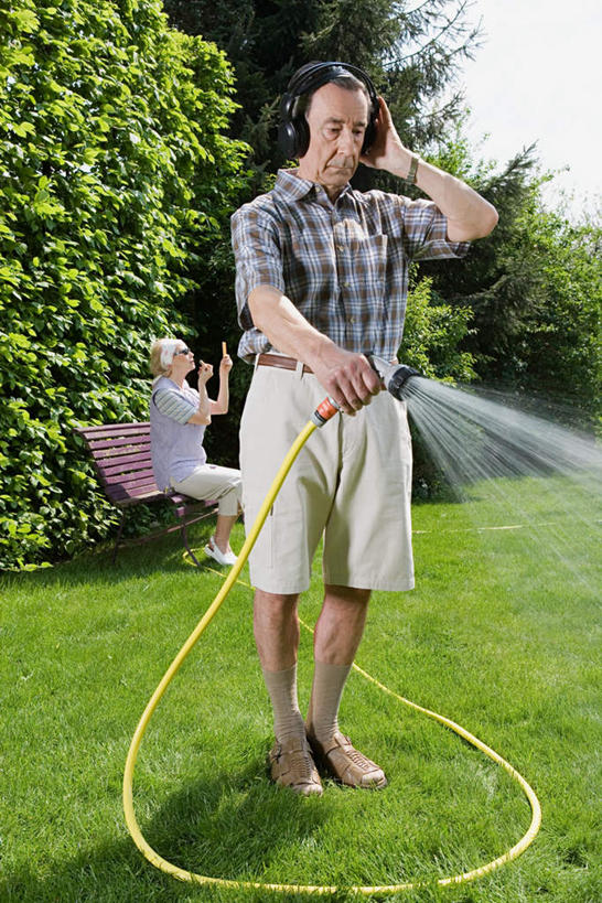 西方人,两个人,夫妻,站,坐,竖图,室外,白天,正面,爱情,化妆,美容,安全,草地,草坪,水,植物,镜子,欧洲,欧洲人,护肤,握,飞溅,服装,溅,时间,反射,墨镜,时钟,手表,眼镜,液体,水滴,防护,浪漫,拿,计时,拿着,注视,休闲装,水管,水珠,草,树,树木,衣服,绿色,天空,自然,化妆镜,太阳镜,太阳眼镜,口红,钟表,天,扶,观察,看,站着,保养,享受,休闲,休闲服,表,遮阳镜,恩爱,放松,握着,保健,恋人,服饰,生长,晴朗,成长,耳罩,观看,保护,腕表,镜像,察看,扶着,镜面,关注,喷洒,保险,隔音,耳套,养颜,万里无云,光学,保全,周全,安稳,安定,耳护,平安,老年男性,老年女性,男人,男性,女人,女性,白种人,夫妇,情侣,钟,晴空,晴空万里,站立,坐着,彩图,全身,伴侣